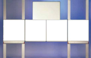 Doppel-Klappschiebetafel Whiteboard an Pylonen