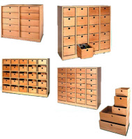 Regal mit Holzschubkästen