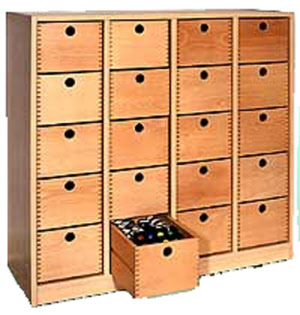 Regal mit Holzschubkästen 