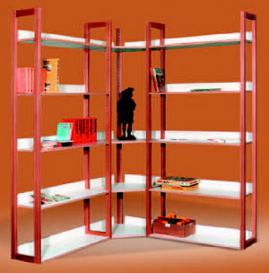 Bücherregal mit Holzstollen