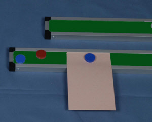 Infoleiste mit grüner magnethaftender Oberfläche