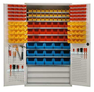 Großraum-Schrank mit Sichtkästen