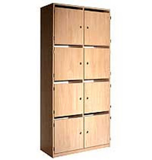 Schließfachschrank abschließbaren Fächern und Briefschlitz. 