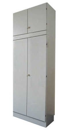 Hochschrank und Oberschrank mit Vorsatzblende für Leiteranlage