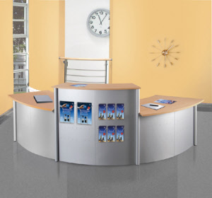 Theke mit zwei Anbautische